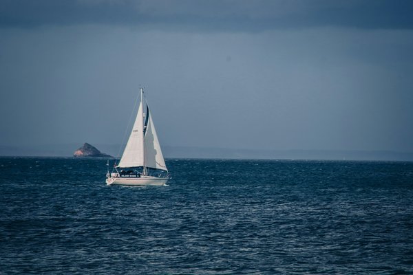 Comment organiser des vacances en Grèce avec des cours de cuisine, des excursions en voilier et des ateliers de danse traditionnelle?